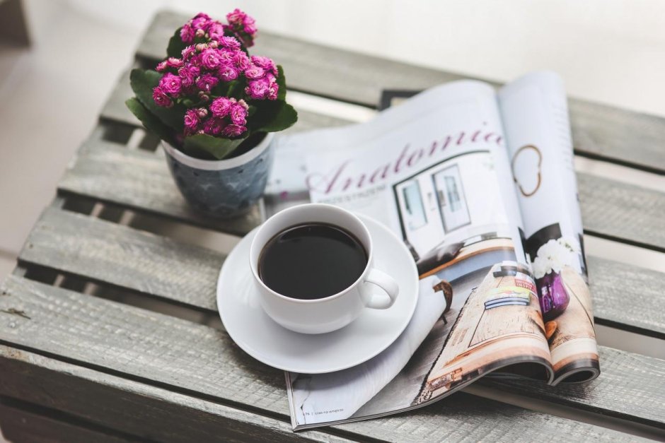 Чашка кофе и журналы