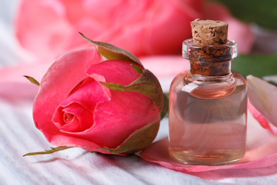 Розовое масло из лепестков роз