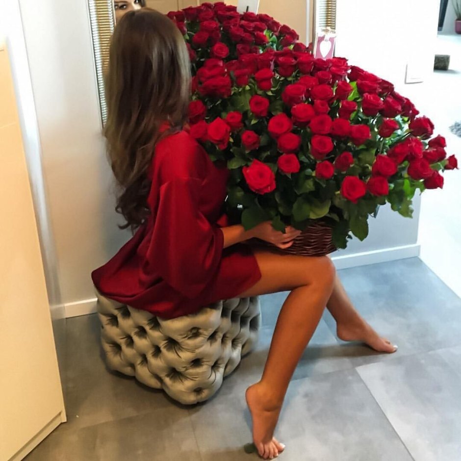 Девушка с большим букетом роз