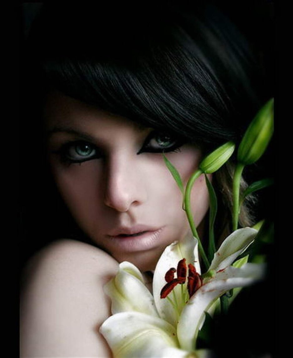 Женщина с лилиями