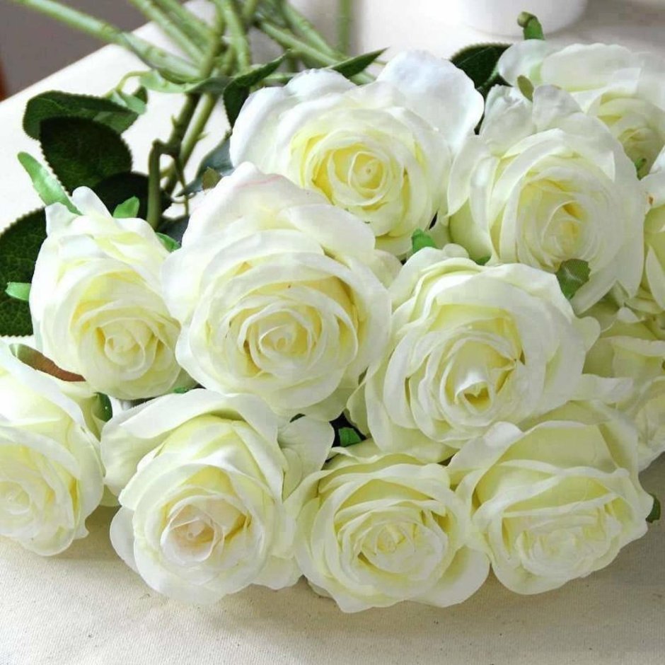 Шикарный букет белых роз