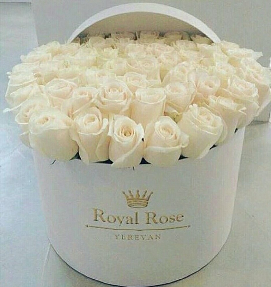 Белые розы в коробке