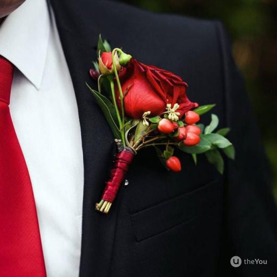 Красный букет невесты и бутоньерка