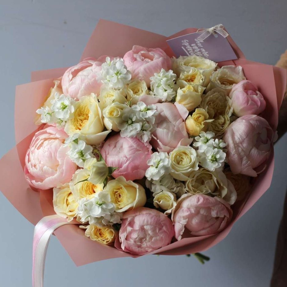 Букет из пионовидных роз на день рождения