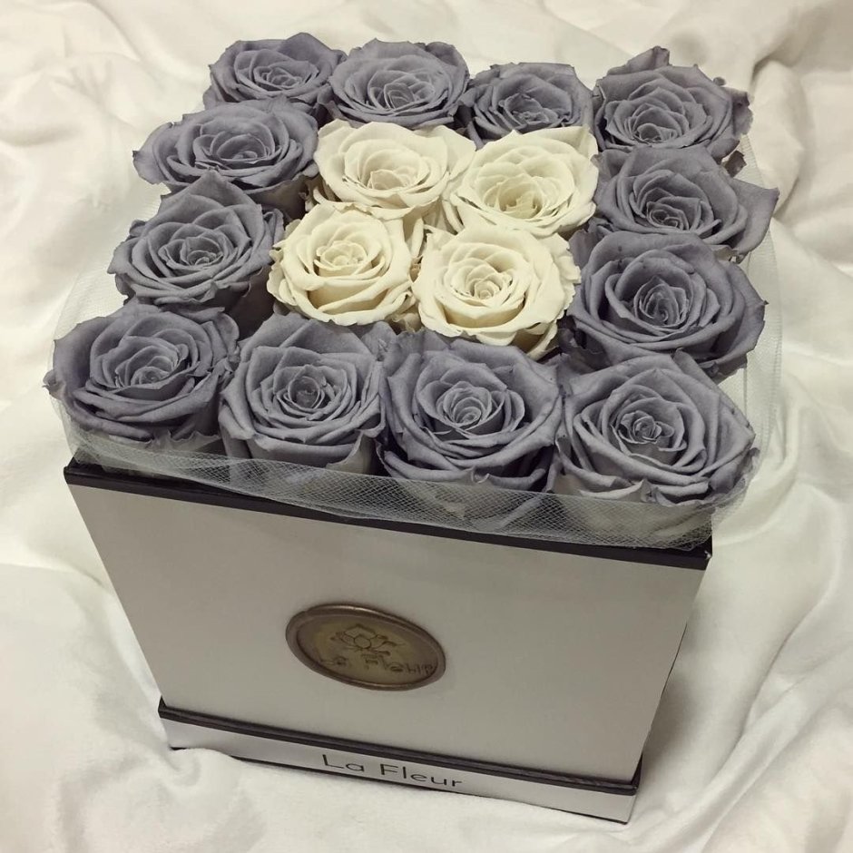 Букет белых роз в коробке