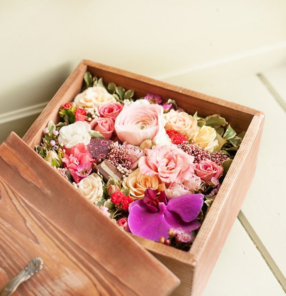 Красивый букет цветов в коробке