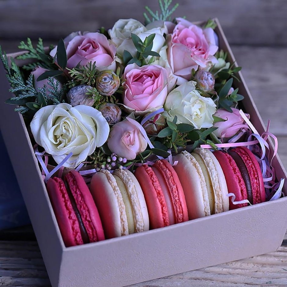 Цветы со сладостями в коробке