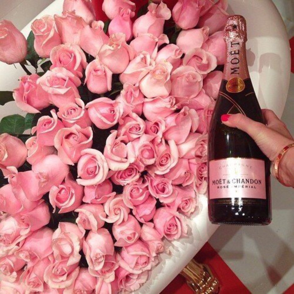 Букет цветов и шампанское
