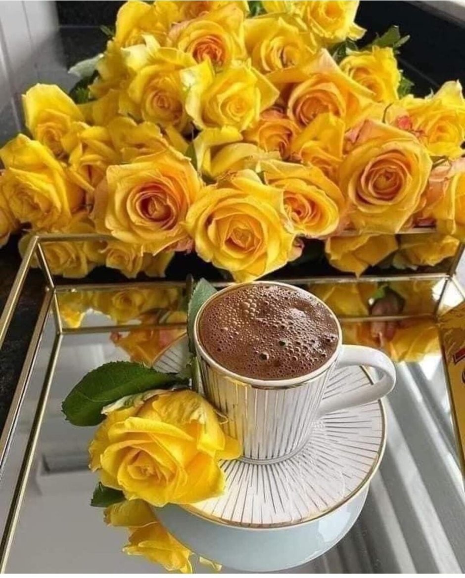 Чашка кофе и желтая роза