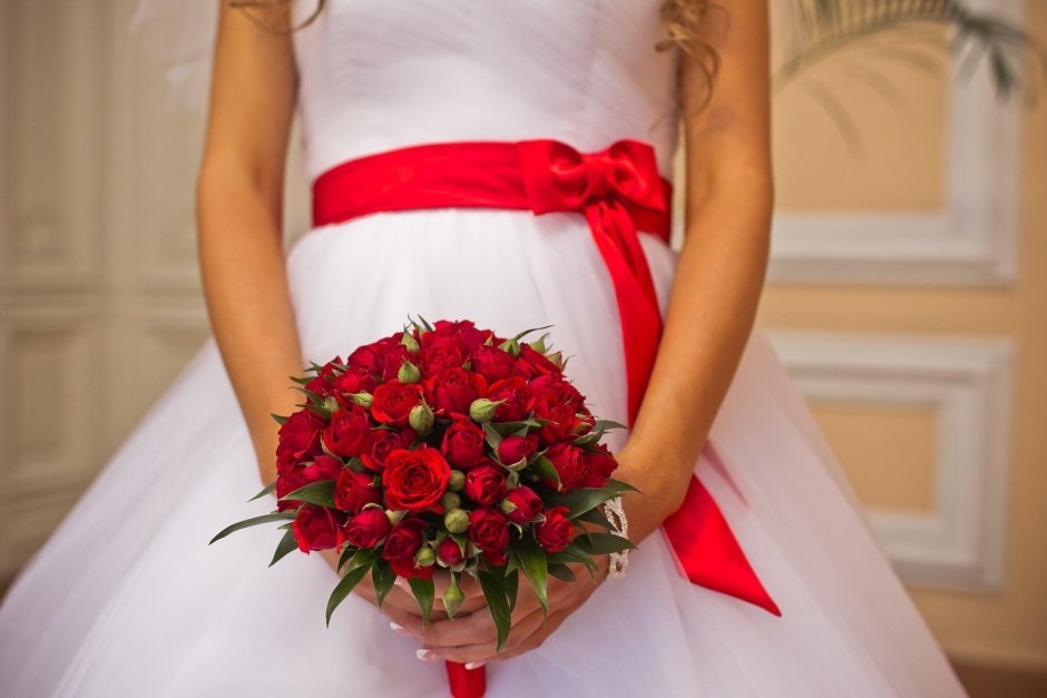 Свадебный букет с красными цветами