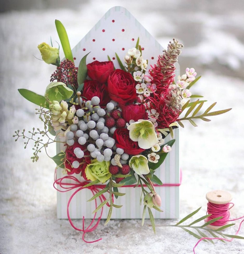 Зимний букет цветов в ящиках