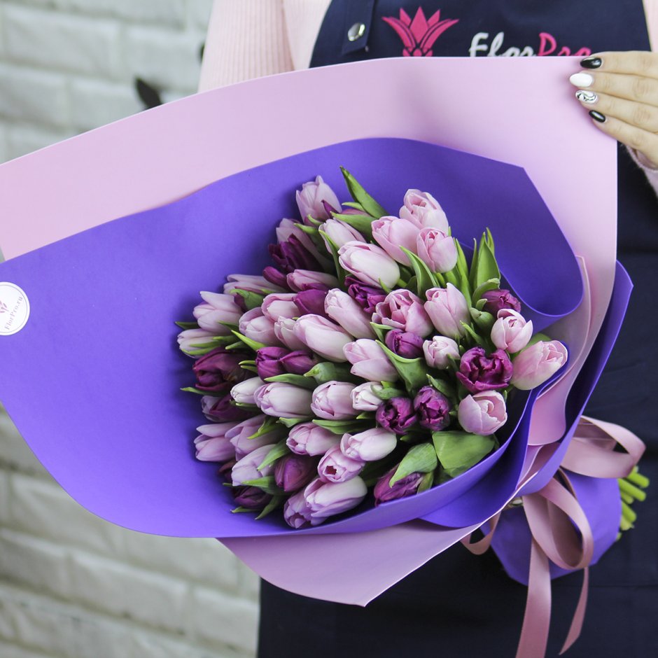 Букет из розовых и фиолетовых тюльпанов
