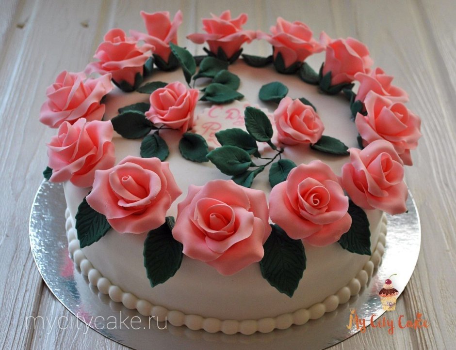 Красивый торт с розами