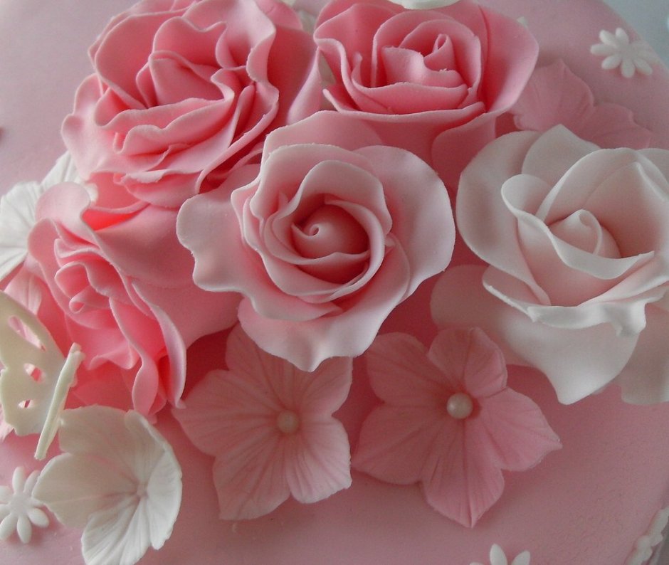 Торт и цветы розовом фоне