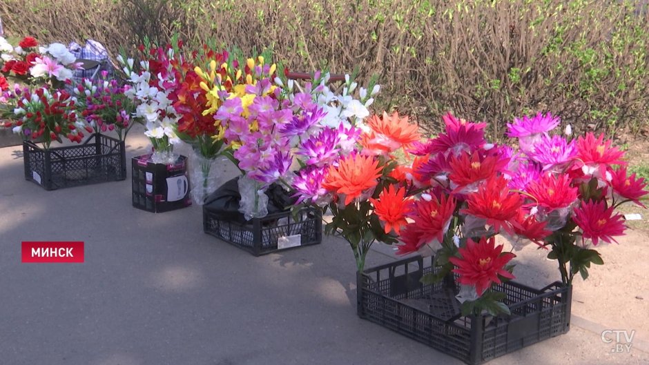 Пластмассовые цветы на кладбище