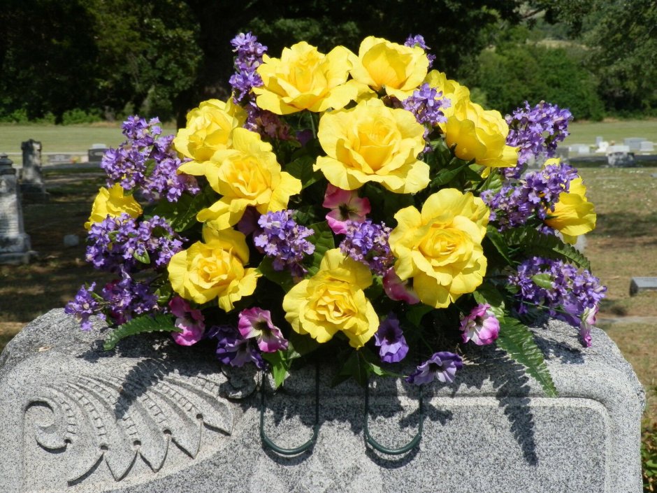 Красивые искусственные цветы на кладбище
