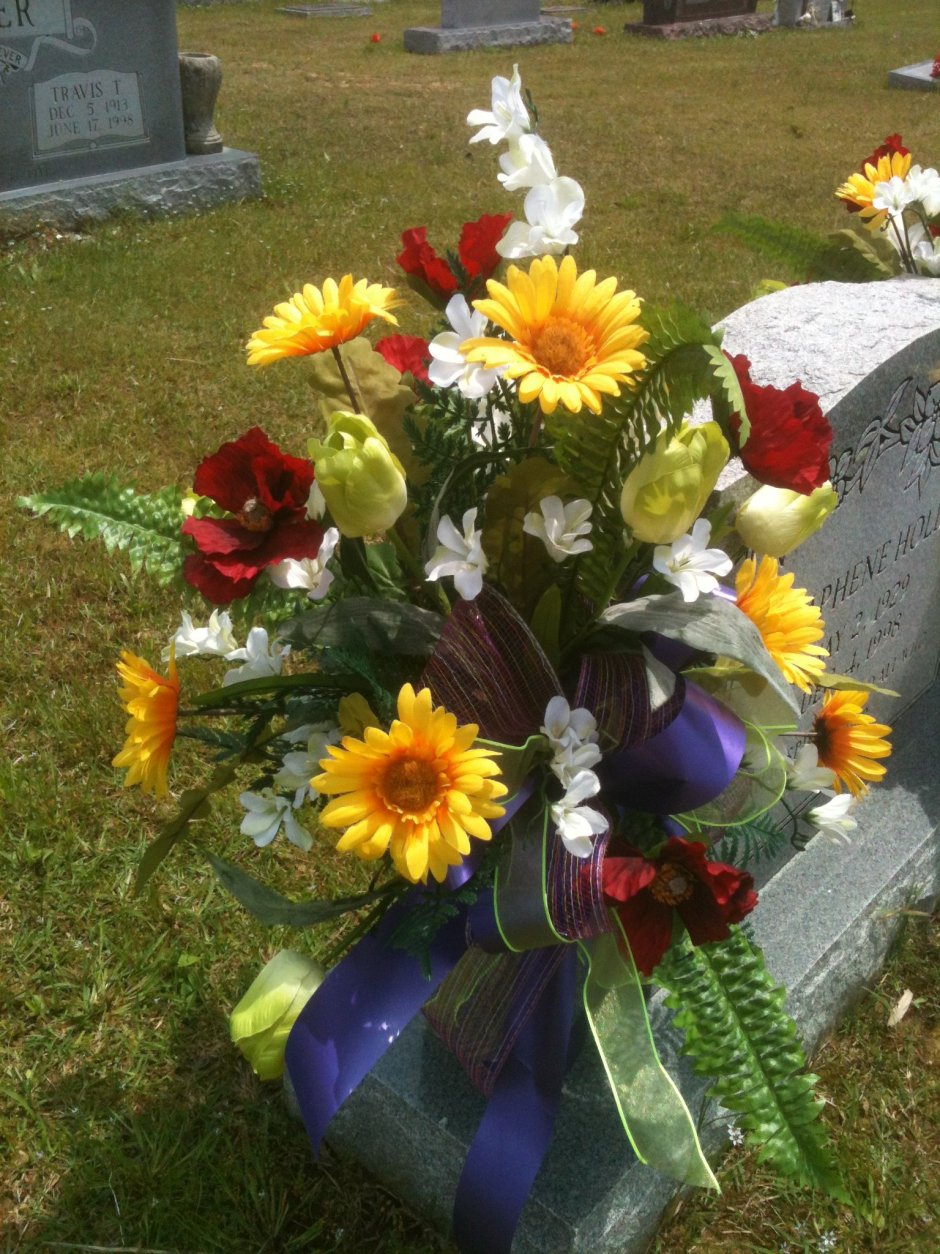 Композиции из искусственных цветов на кладбище