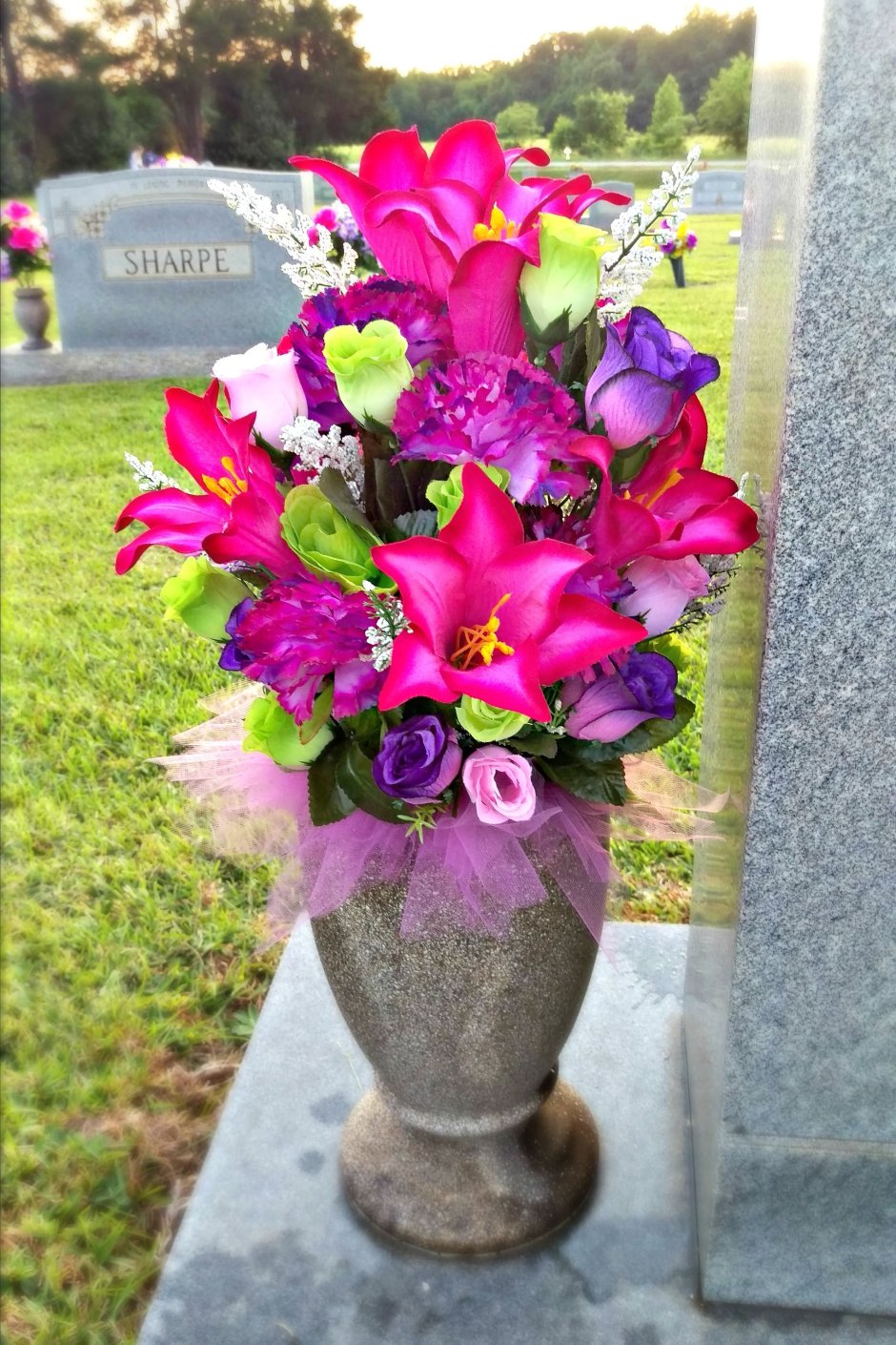 Букет цветов на кладбище