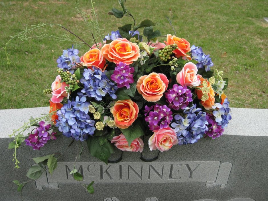 Композиция из цветов на кладбище