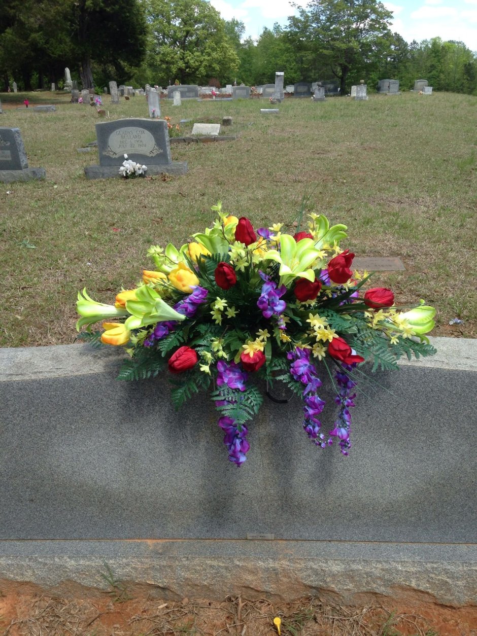 Композиция цветов на кладбище