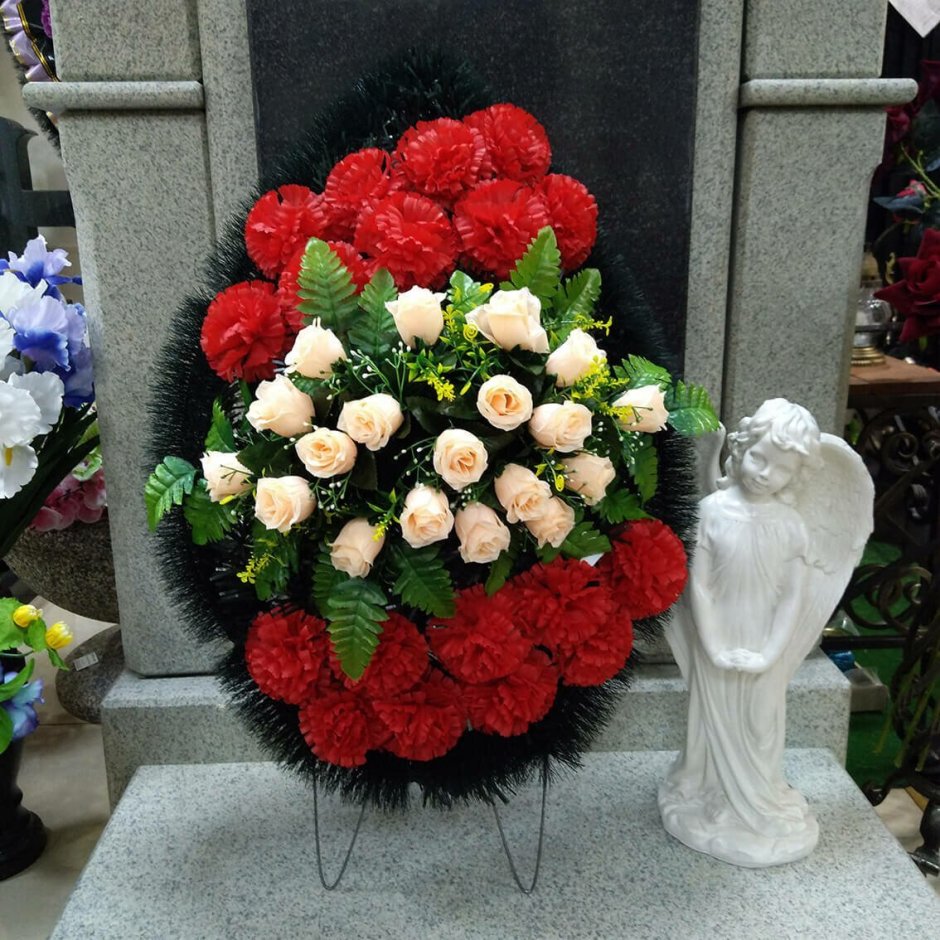Букеты искусственных цветов на кладбище