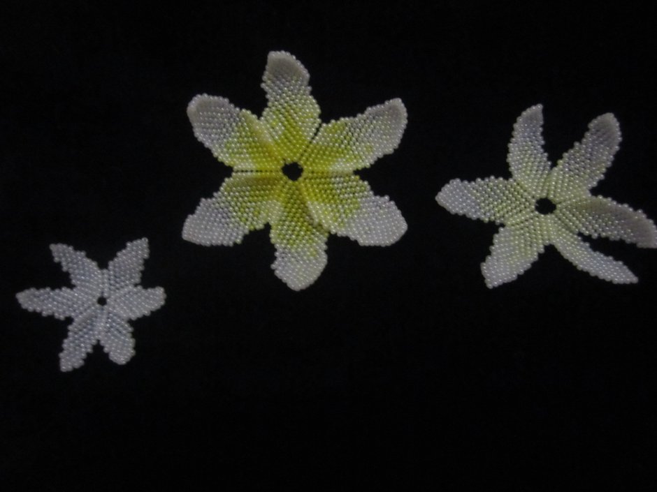 Плетение лилии из бисера