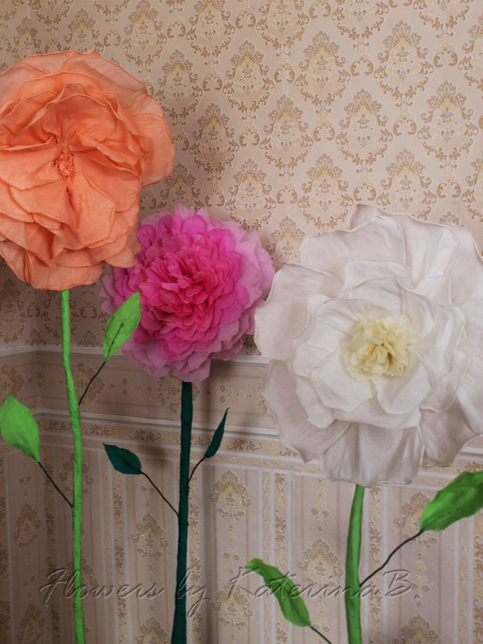 Напольные цветы из гофрированной бумаги