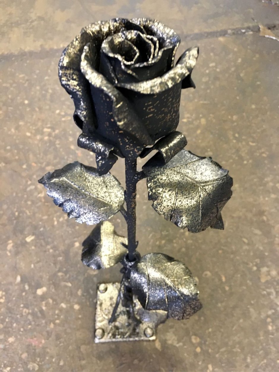 Кованые розы из металла