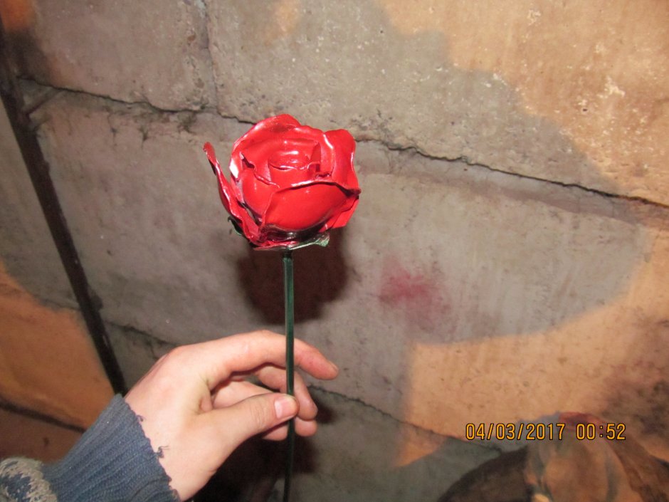 Вырезанная роза из металла