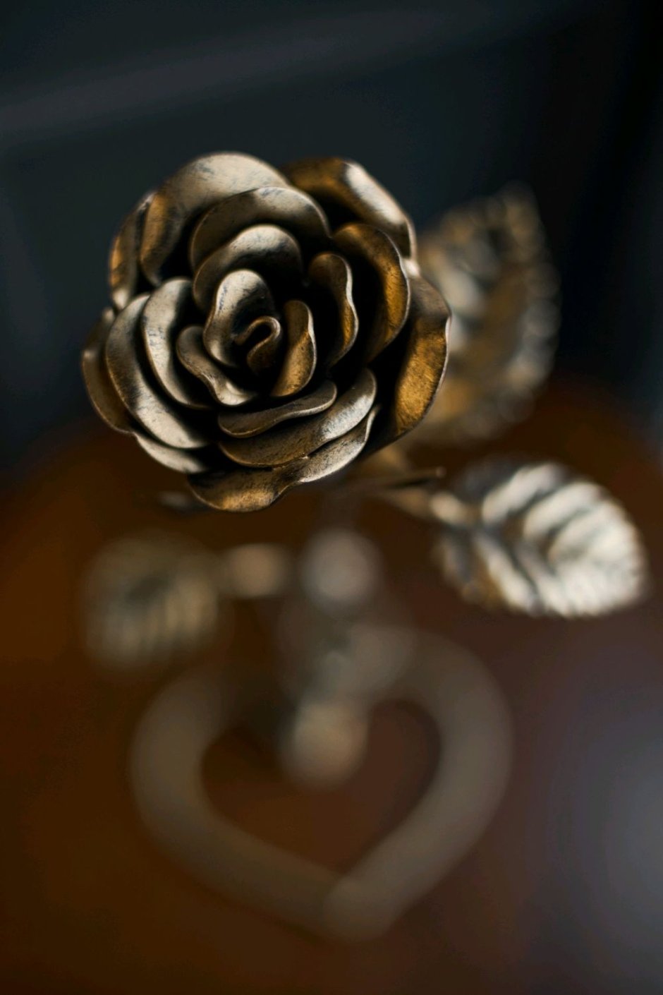 Черная металлическая роза