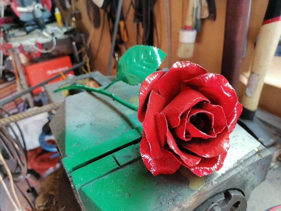 Розы из металла гараж