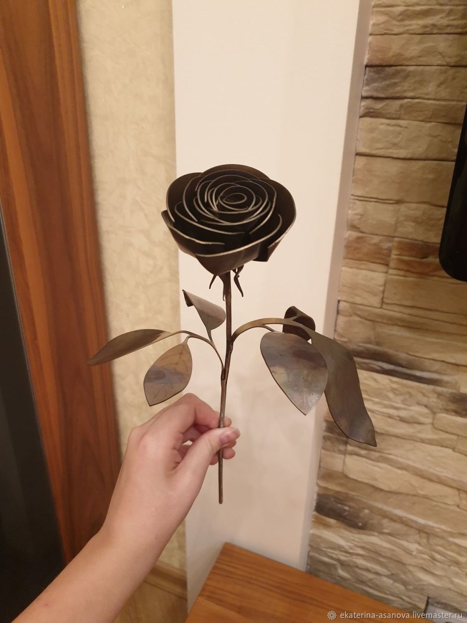 Роза из металла в интерьере
