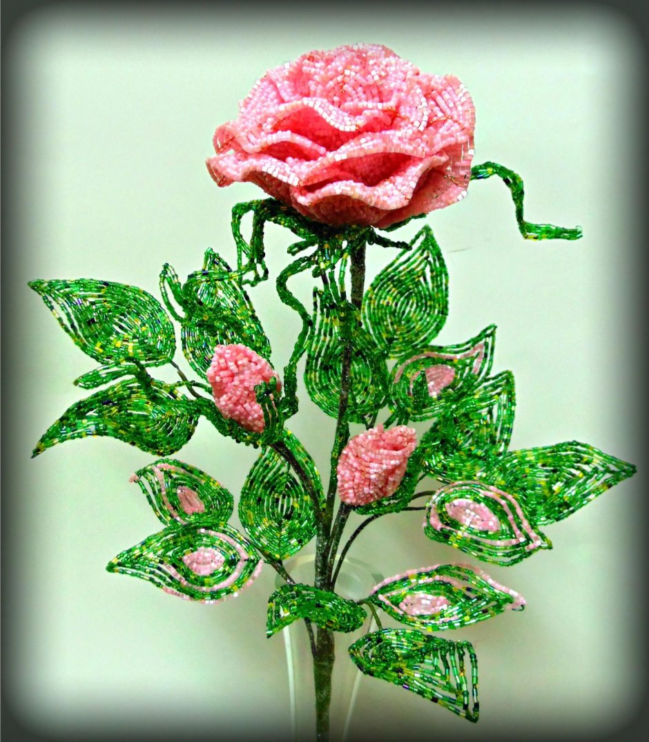 Розовые цветы из бисера