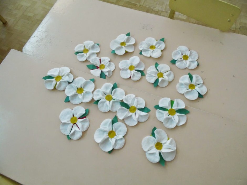 Поделка цветов из ватных дисков
