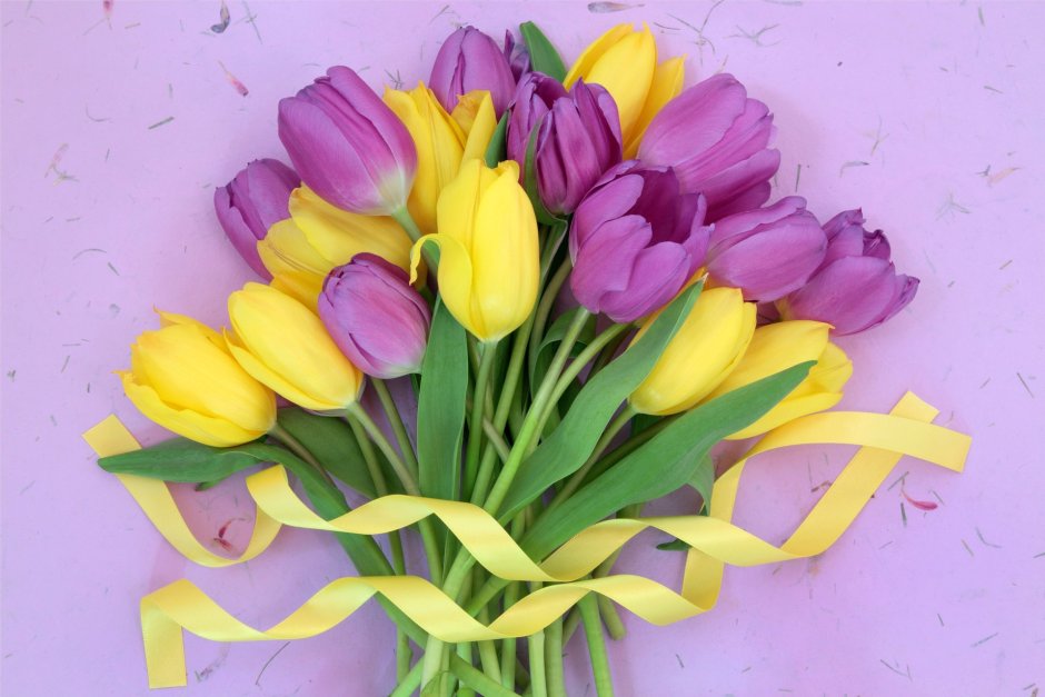 Букет разноцветных тюльпанов