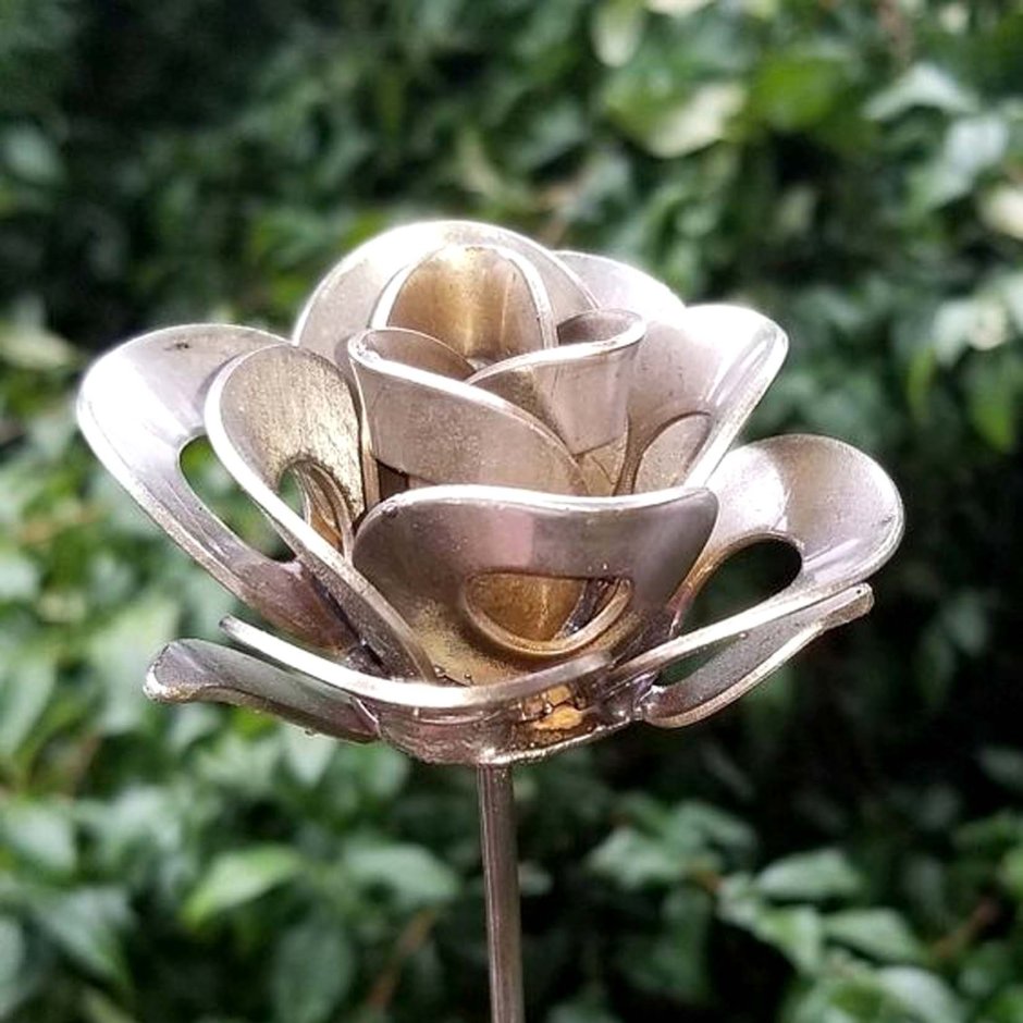 Необычные цветы из металла