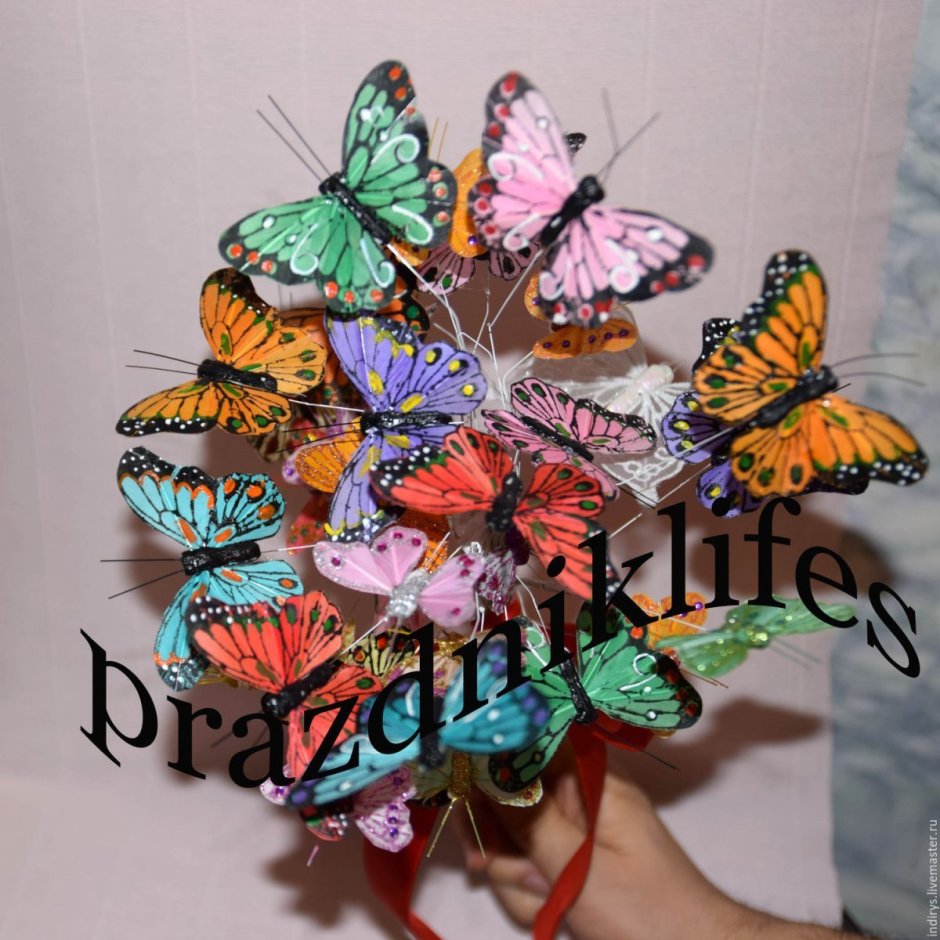 Букет цветов с живыми бабочками