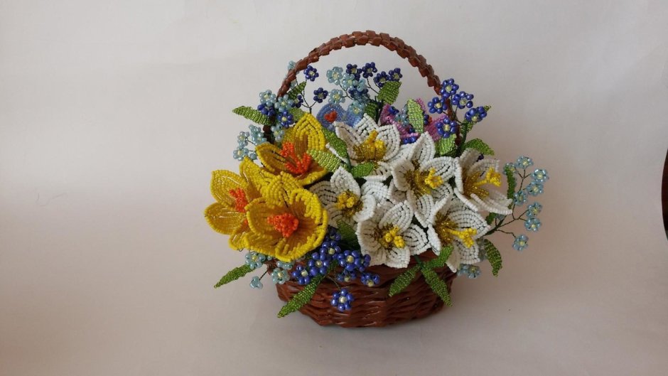 Корзиночка из весенних цветов из бисера