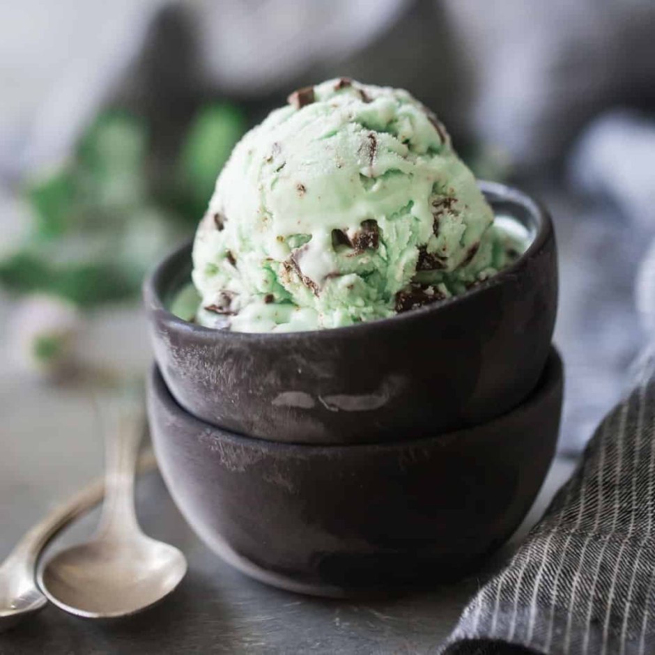 Фисташковое мороженое с шоколадной крошкой