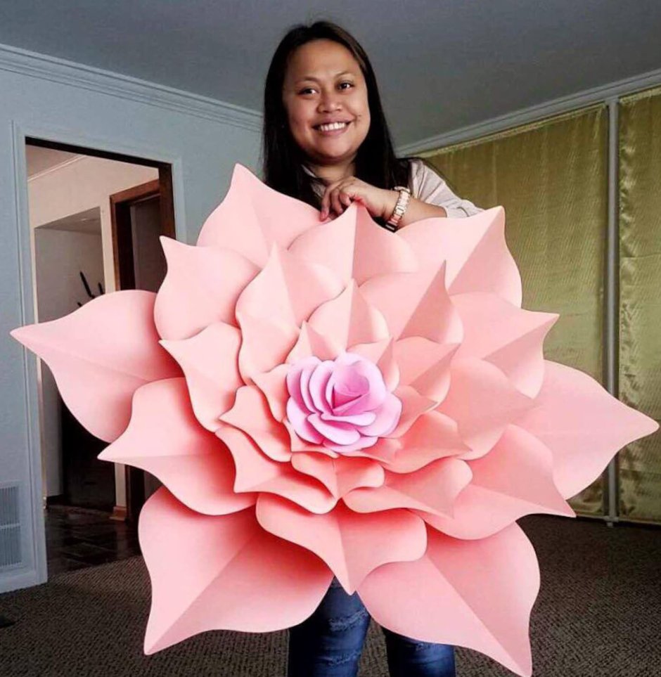 Большой цветок из бумаги